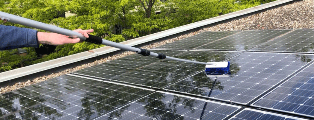toepassing zonnepaneelborstel met telescoopsteel