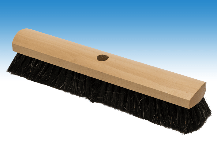Zaalveger haar met ronde houten kap gelakt.